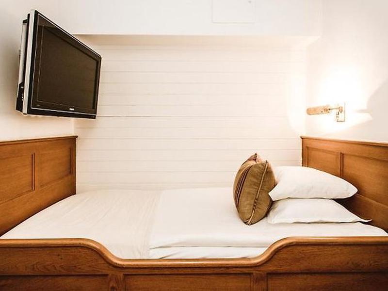 9C6A24A8FD7BA85D7F1B0C66E9A0322A