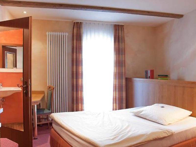 3B033EA72E098640695498E818F50DB7