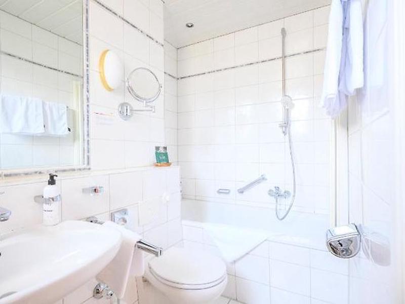 7AD23D978561E4435A5F2D8683BFB3E6