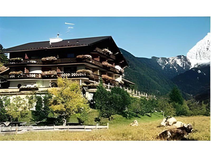 B3D595BF1D4AC2B75540F2591EF2636C