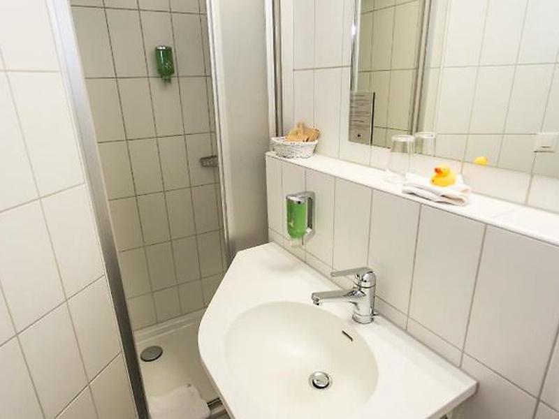 895A6C882BD80FFC3228BBF008743DED