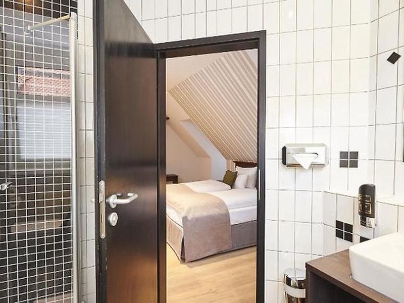 3894CCC70F9360B19A49267C6BB4DE8F