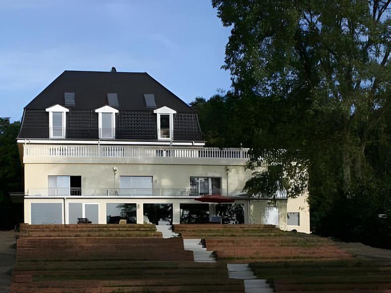 AE18E10449CC027B0795F806DD46F231