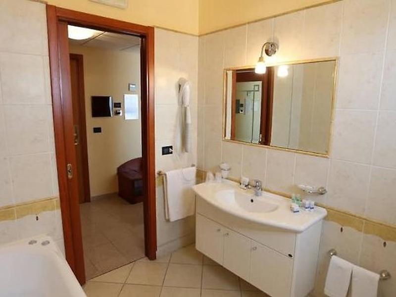 2097052BEEF990E00D5C55C49A31E63C