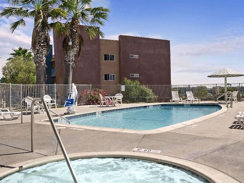 E51F6055C5F6FD9FF3270CE3D28C49D2