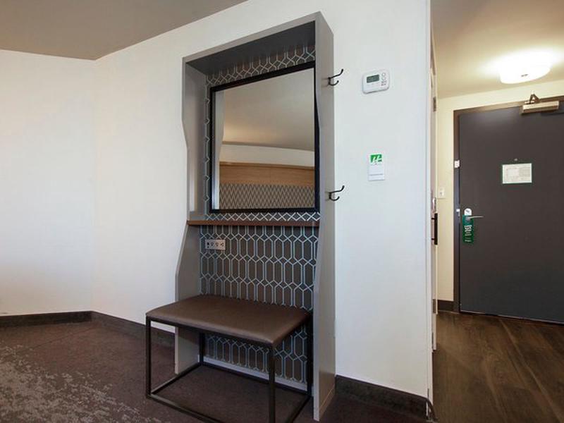 DBA12B833B27F422D38240B35A8B3673