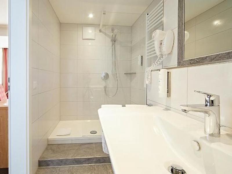 EF6D950F5AA35732ED8F2FB42D6D46BE