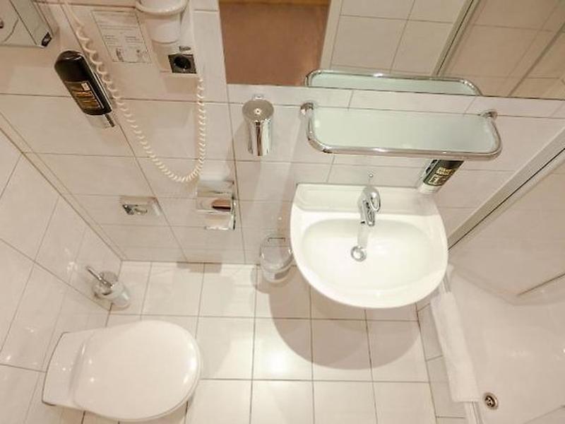 93940C05F4A2DABDFF444A8E3AF90AC4