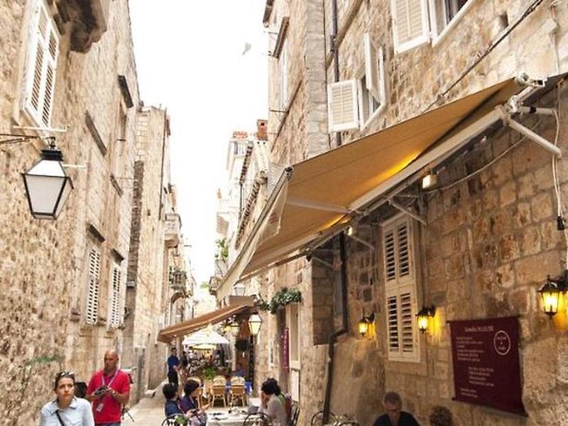 E6C932EAECC6C14CC4EFA5D930CA41C7