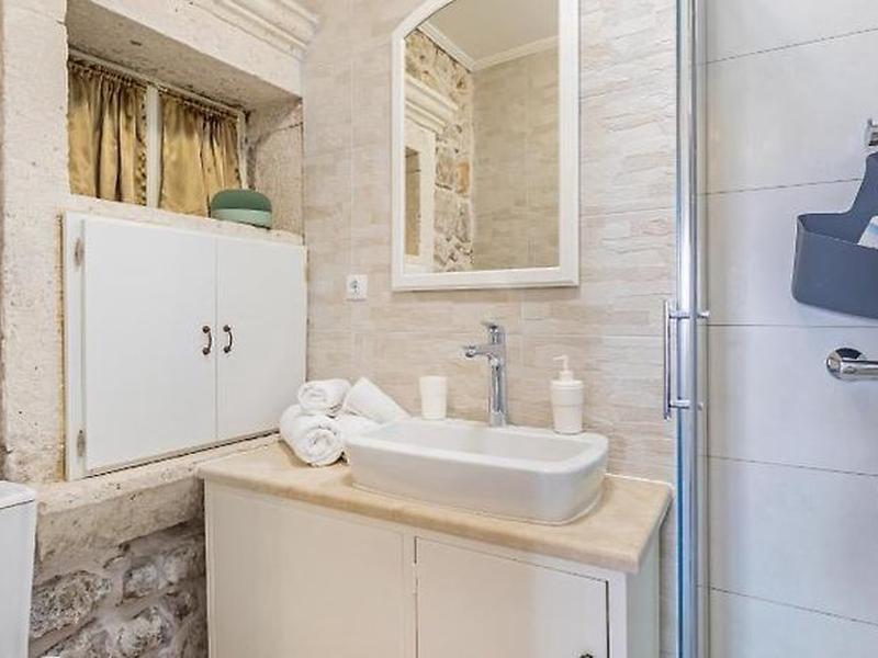 6FE69230DBFBEAA738F49DC115BBF804