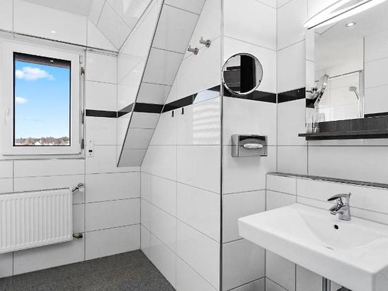 ED410744A000766C4D30CBEE19133EF2