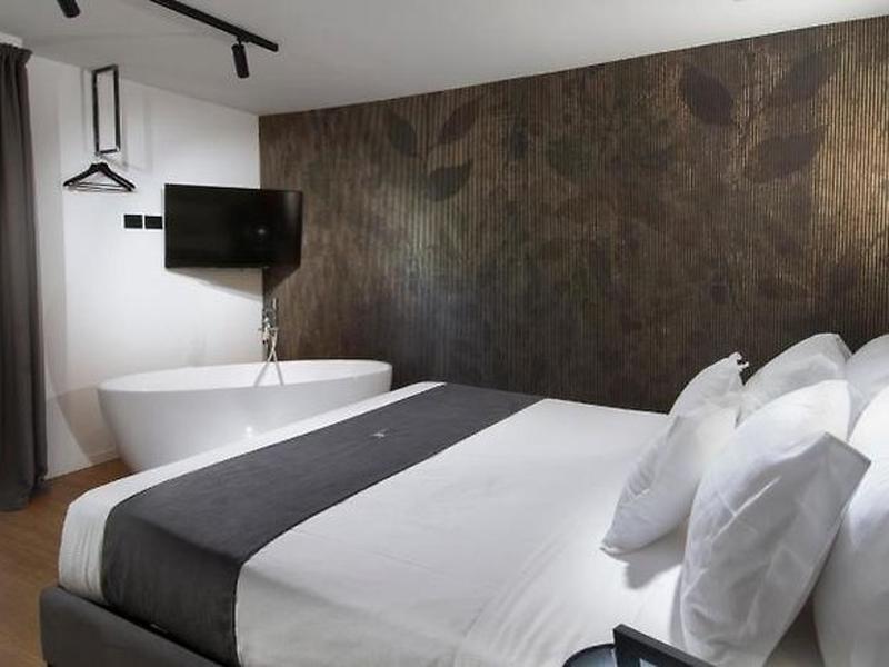 DE8542B305B94FE8E193D41124E01955