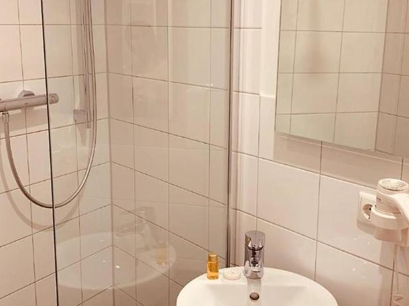 2339517AF3FBB4242E13F688E47FB27A