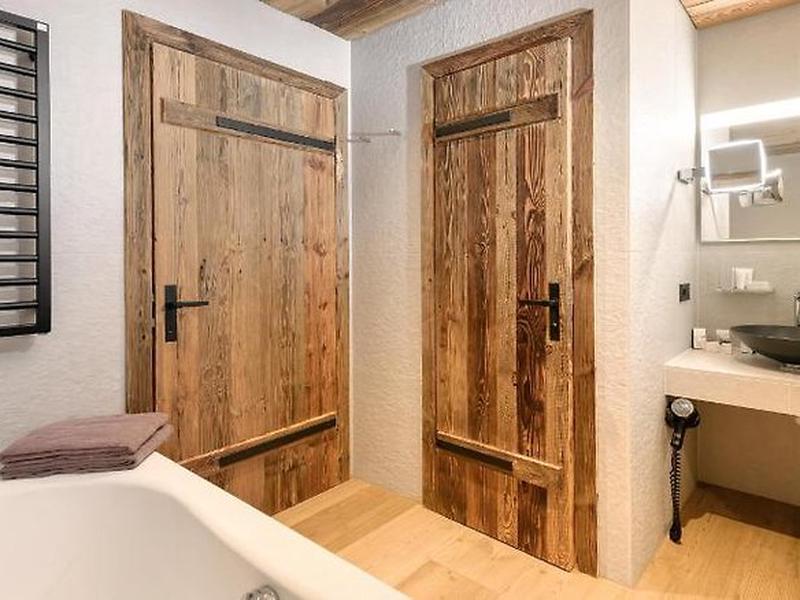 F2E22BB27880E8854DEDD2B736FFC27B