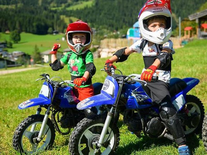 07FF45702B5AD240B909ED1F7C16A4CA