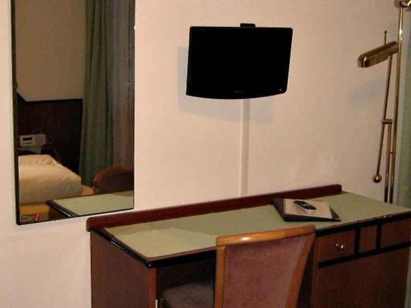 85CB519285C6F9119F1FA570F3279BF1