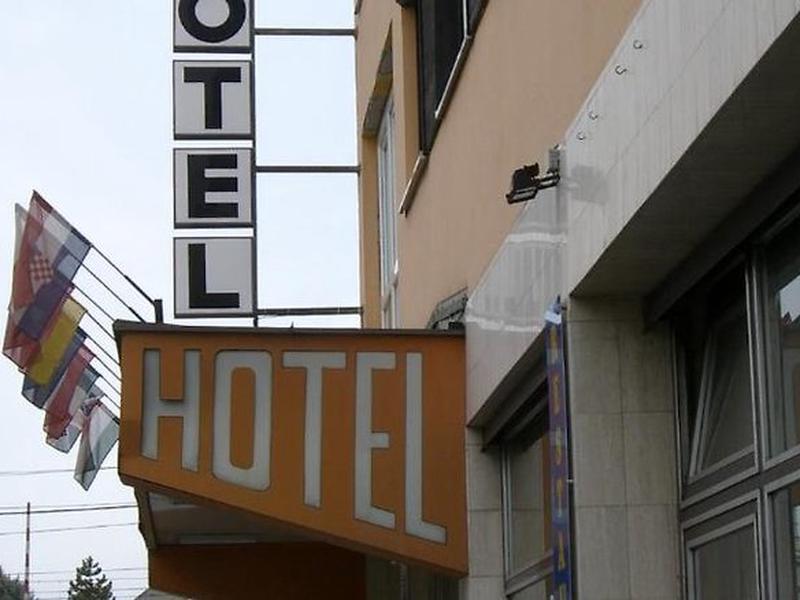 1F9E0E08AF2C4068DA1908076CBE81DE