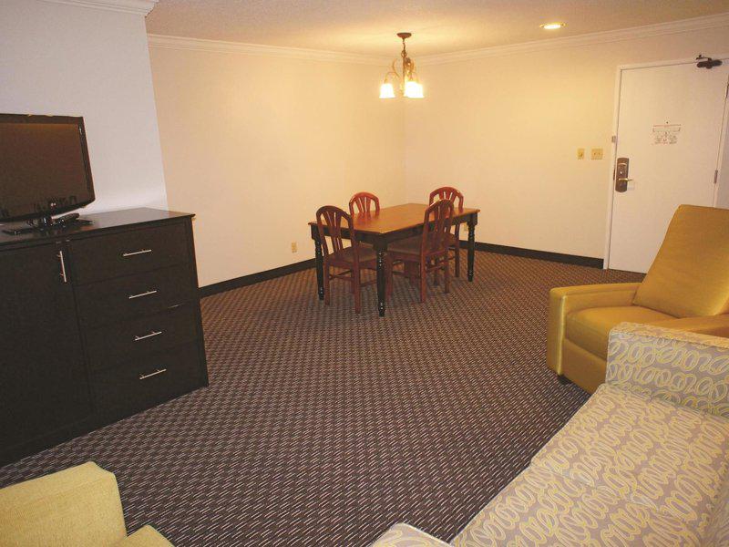 DF58E6B03829B75B1DAA584213816F6D