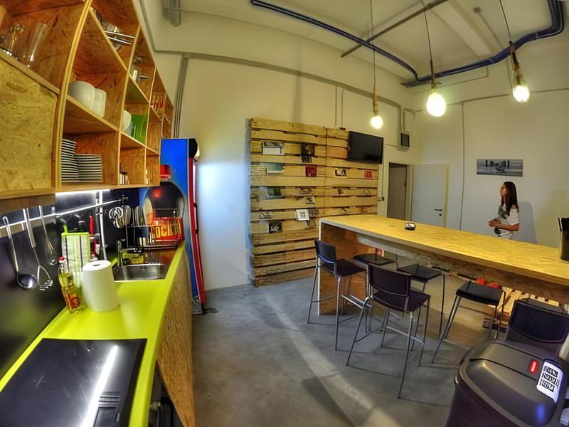 2525B7C70BB716C00CF1E77FF6C38E21