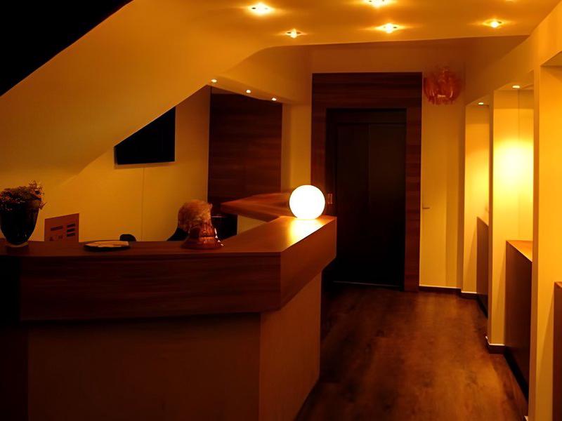 F9DB7703BE044E43096EF240BB391F37