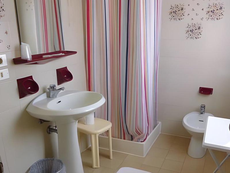 CEB80F950B661CEF36F248432E141A29