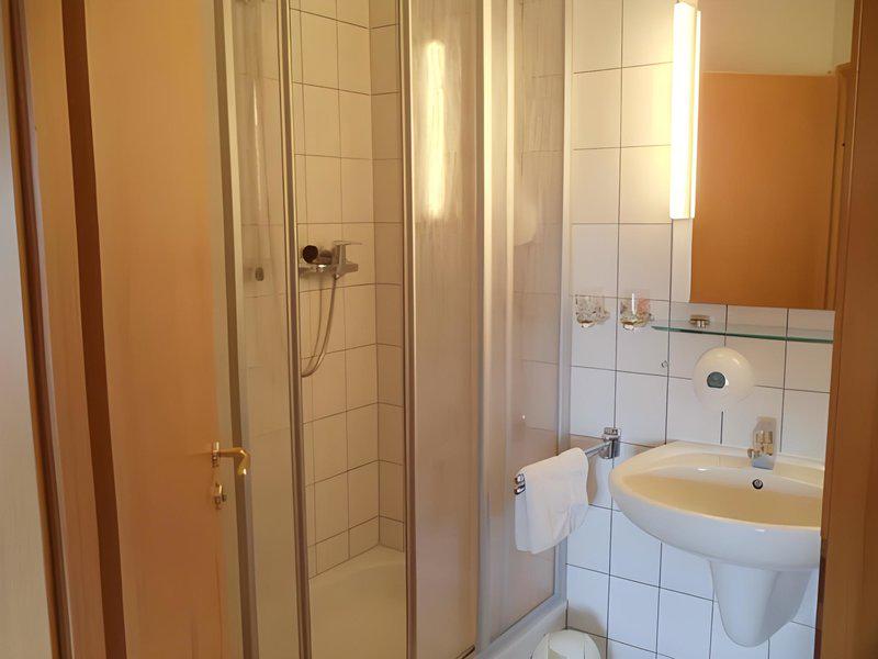 34E181AE527420ACC48361B03F432065