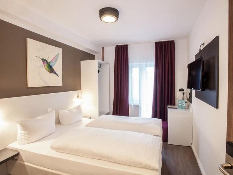 65AD8402BA468F0DA3F542DFF0465F1C