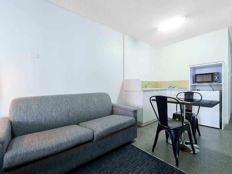 B357DBE4F84A9820746F1B3DAC0B5B2E