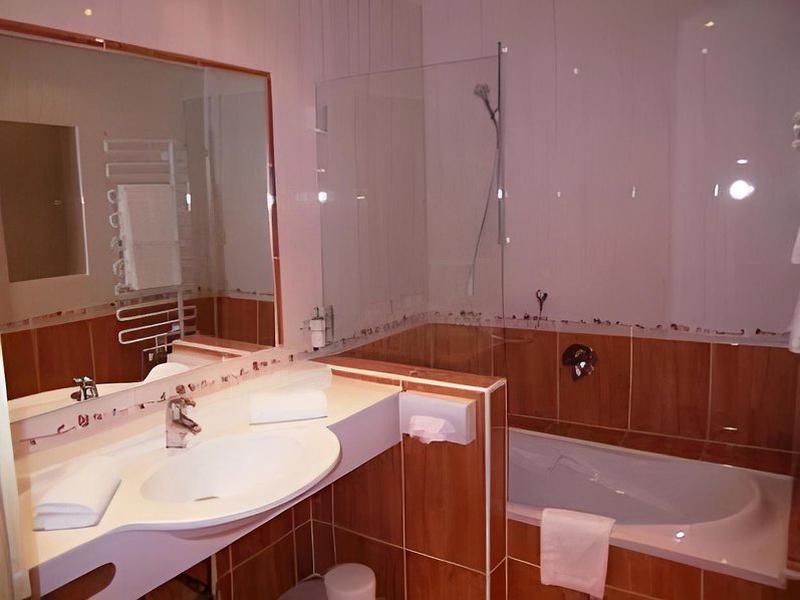 330890C5D8BA4060EC173E29FF22F645