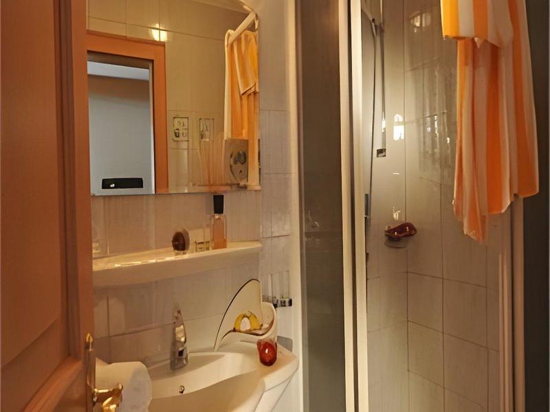 28451D35695C8AF83B0E2208C42D106E