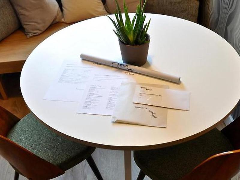 832C56E5C09E3BEFEBA2F7D35827F243