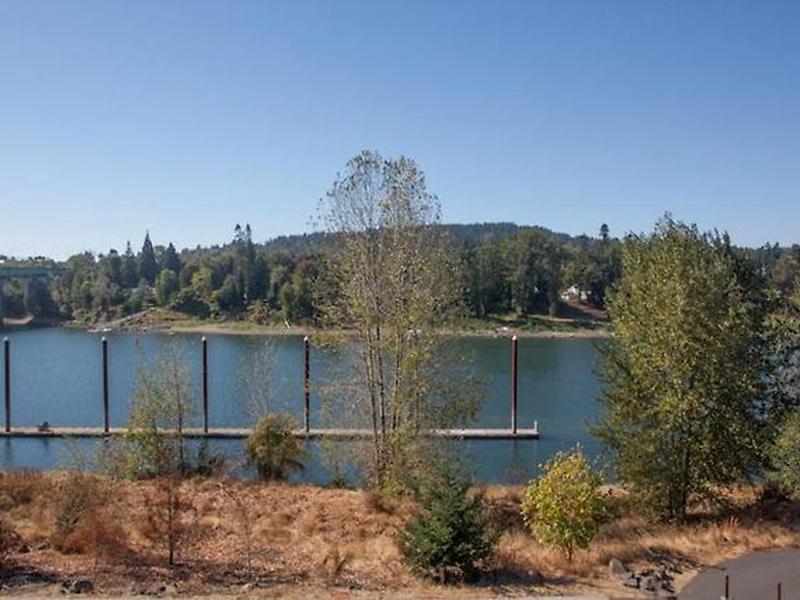 0E3DE5198F565A341904F844379E50E0