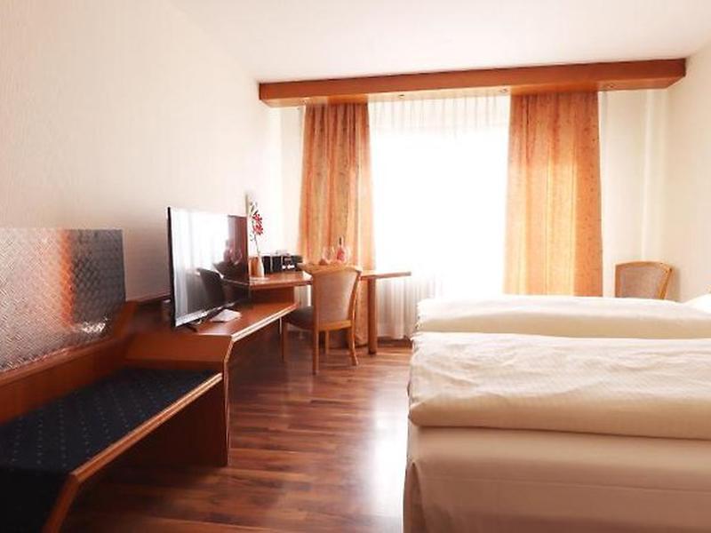 10CE56A121D7AA59559FF208B1F04C38