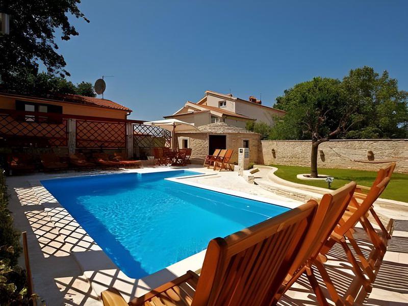 D33B70A17E0A838D37A81C0392EFE19B