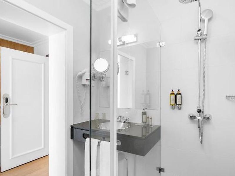 76EE4ECE2518AE41714405299168D297