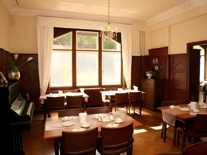 FDE188219B806D99EF650146E38E87C5