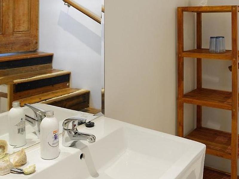 E9C8CE0D51F4E5702CE22123D3984B20