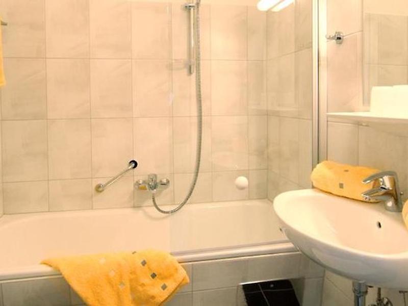 D197596D6EE58E9E137DDC70126F16B7