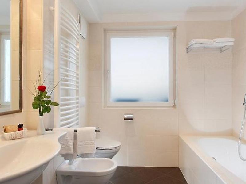 DB00E04B2B9FB724A33CD0A137265E07