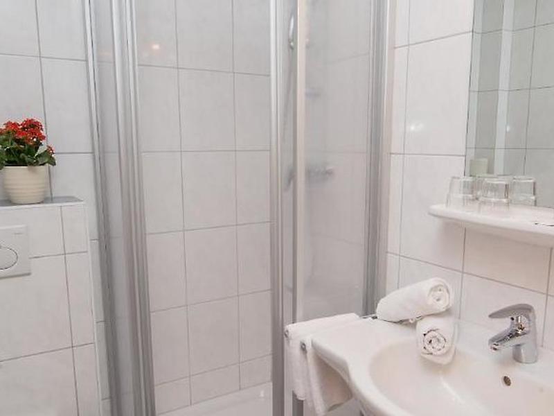 9B35CA6CA0AB939386DC183F7F15706B