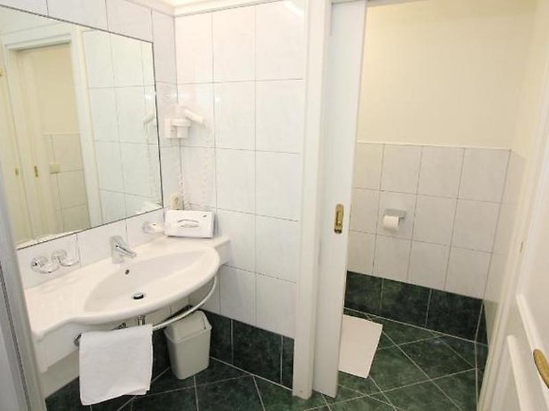 93C9EFC0952570C0428B145D2420D178