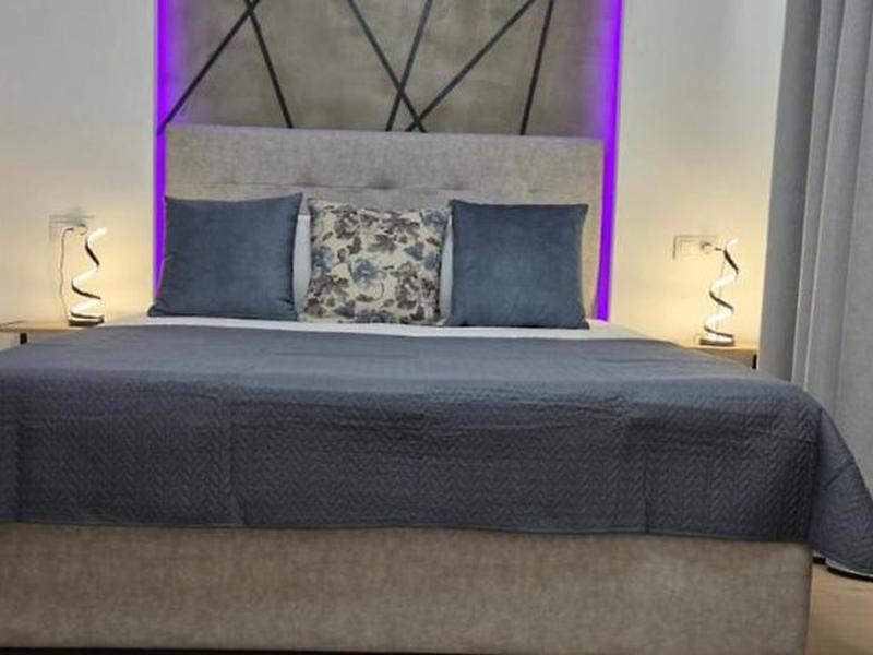 F33CB8B183674678EAF970B36807B0CA