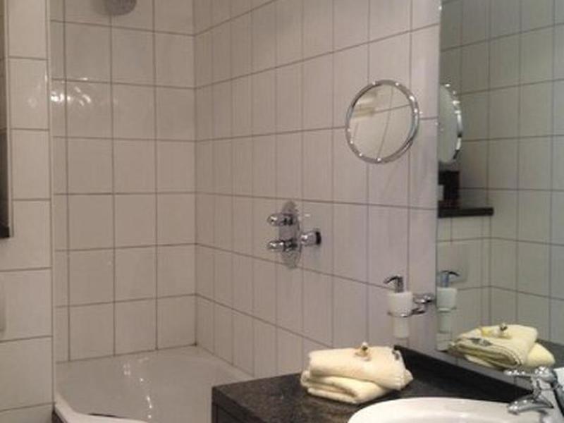 241E287392C1E136B28CBF1085D83DF0