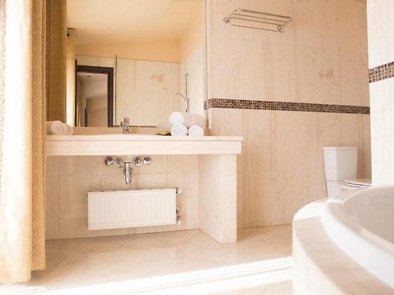 20EA06C36510E4704E865AE2431F0C5A