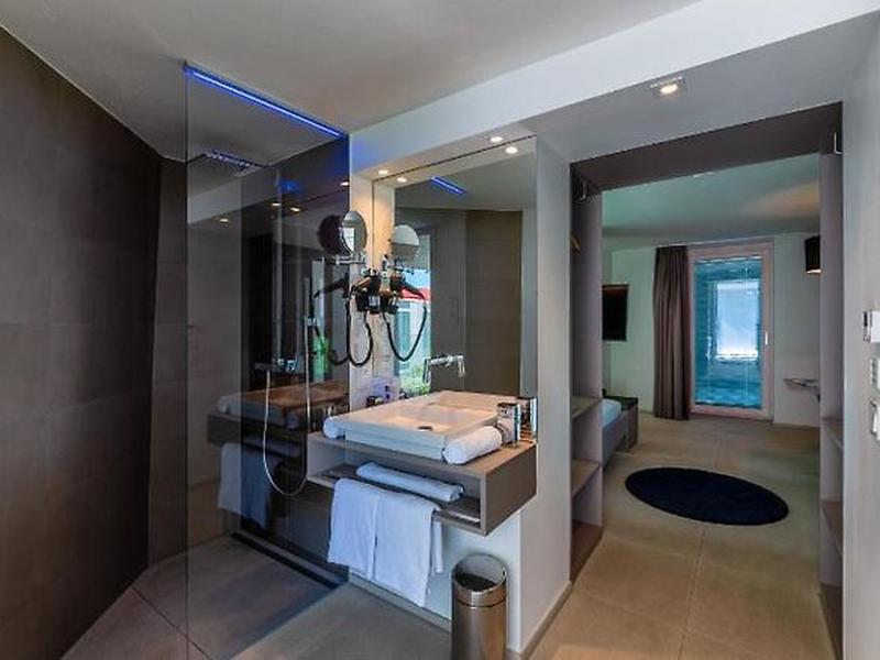 F9FDFB866A06496681F051AE75D20D47