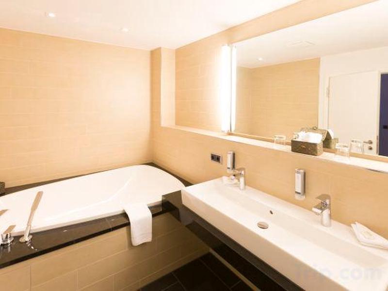 43E173F76F8E06F5440CCB7C5BC1EB78