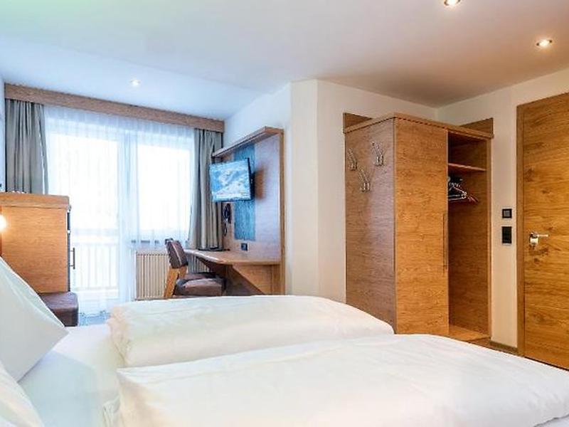 CFEE3C6216B1F4BB09EF3FA2B9114DA0