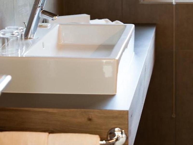 799CA6F5F6B980290E35A323D888C042