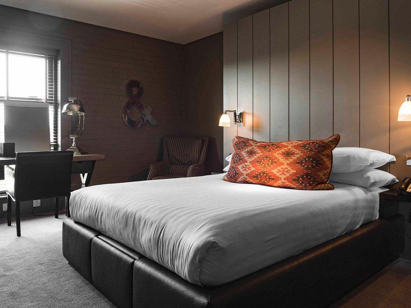 439ED90E733D60AF52E05F93300F0BB8