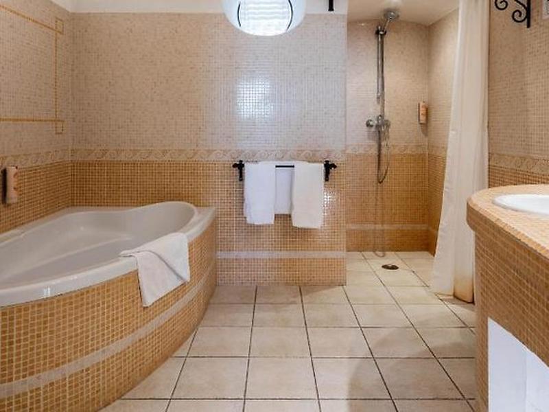 E25FC2206D103100C7B4DD2C5B50B019